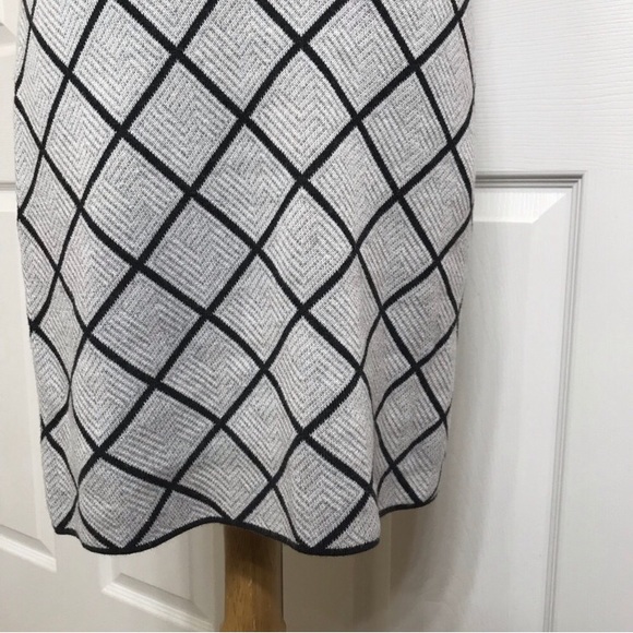 Romeo & Juliet Couture Sleeveless Sweater Dress - Picture 4 of 8